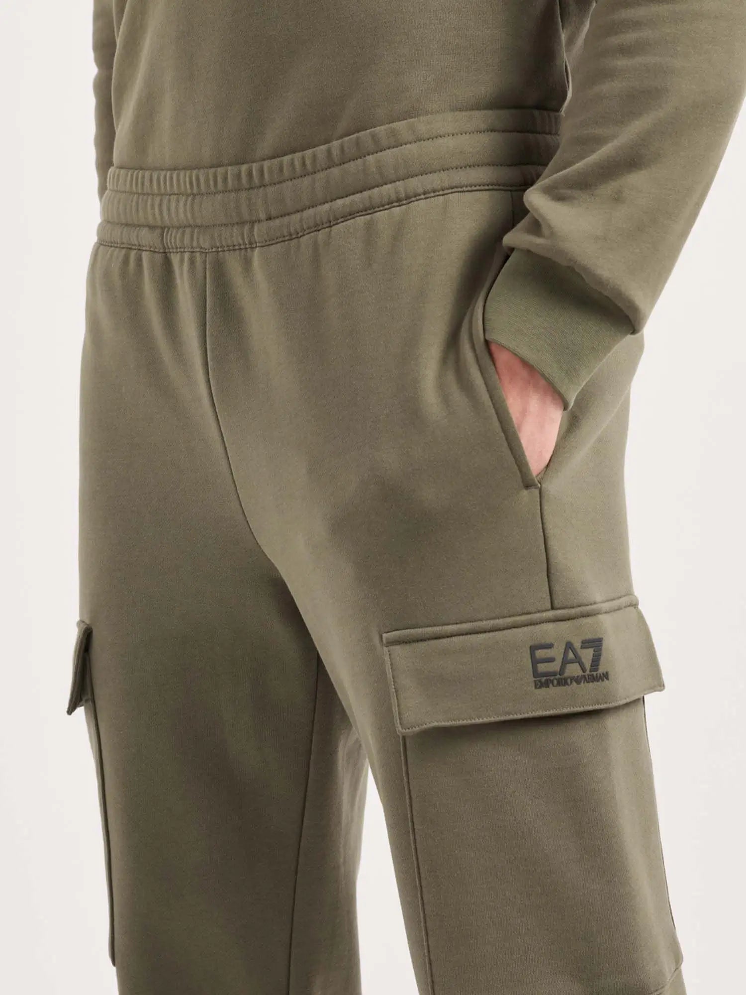 emporio-armani-ea7-pantalone-tuta-uomo-cotone-regular-fit-casual-verde-8NPP68-1846-PJVTZ